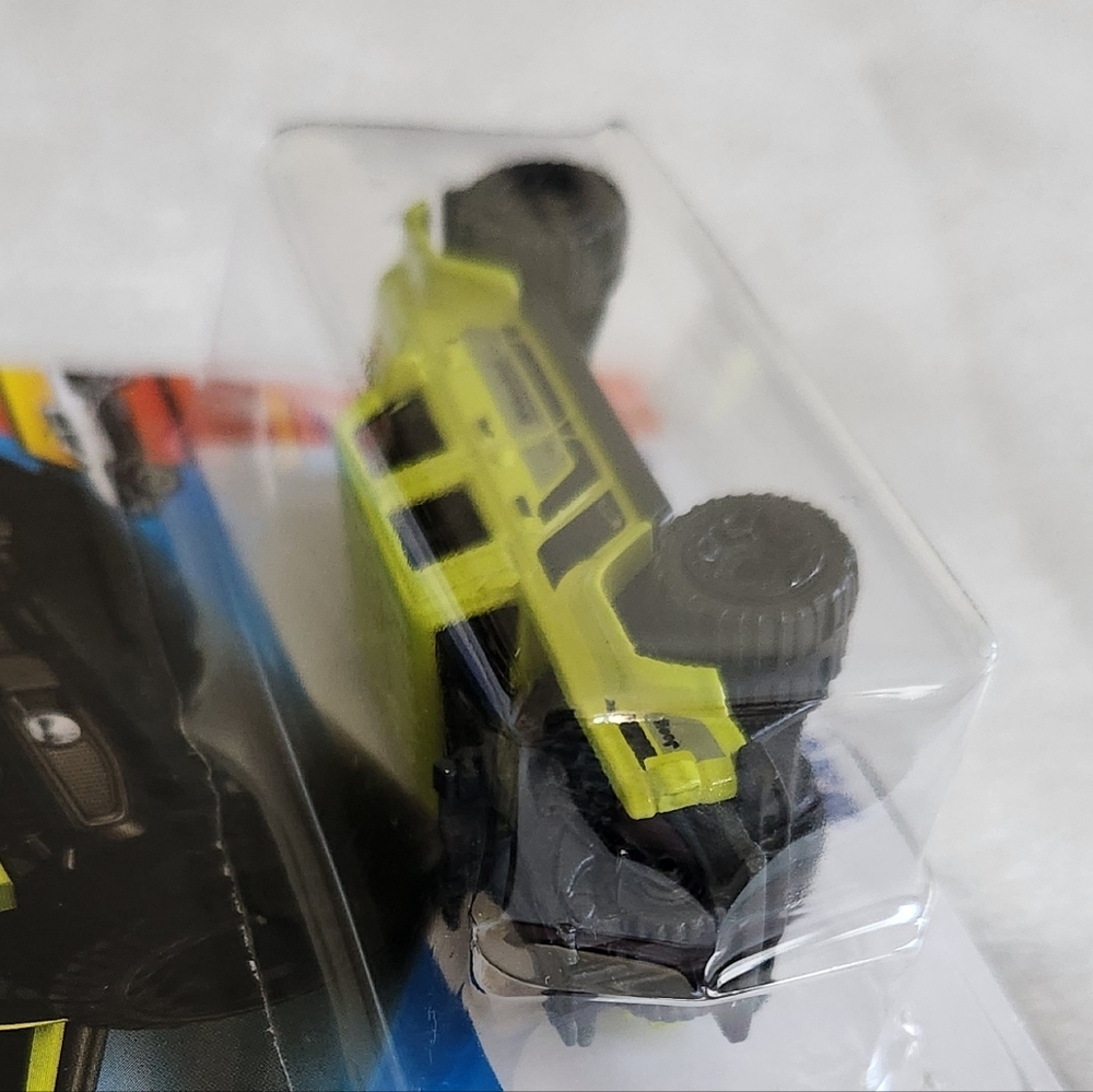 Hot Wheels 2020 Jeep Gladiator, Toy Car, NWT, With 2 Motorcycles In The Bed - Picture 6 of 8